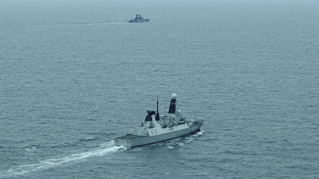 Britové sledovali u svých břehů ruský torpédoborec, poprvé pod velením NATO